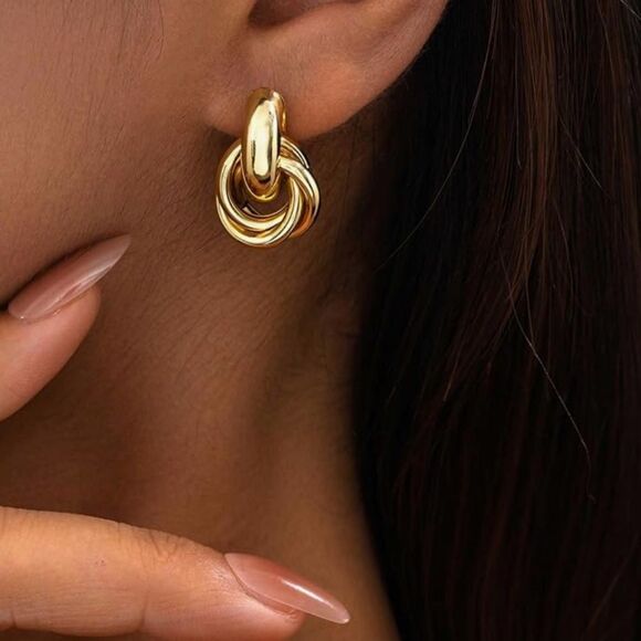 Jewelry - Elegant Gold Hoop Earrings